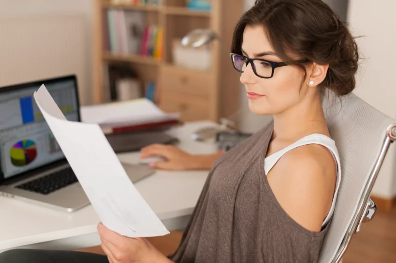 chica con gafas leyendo un CV funcional