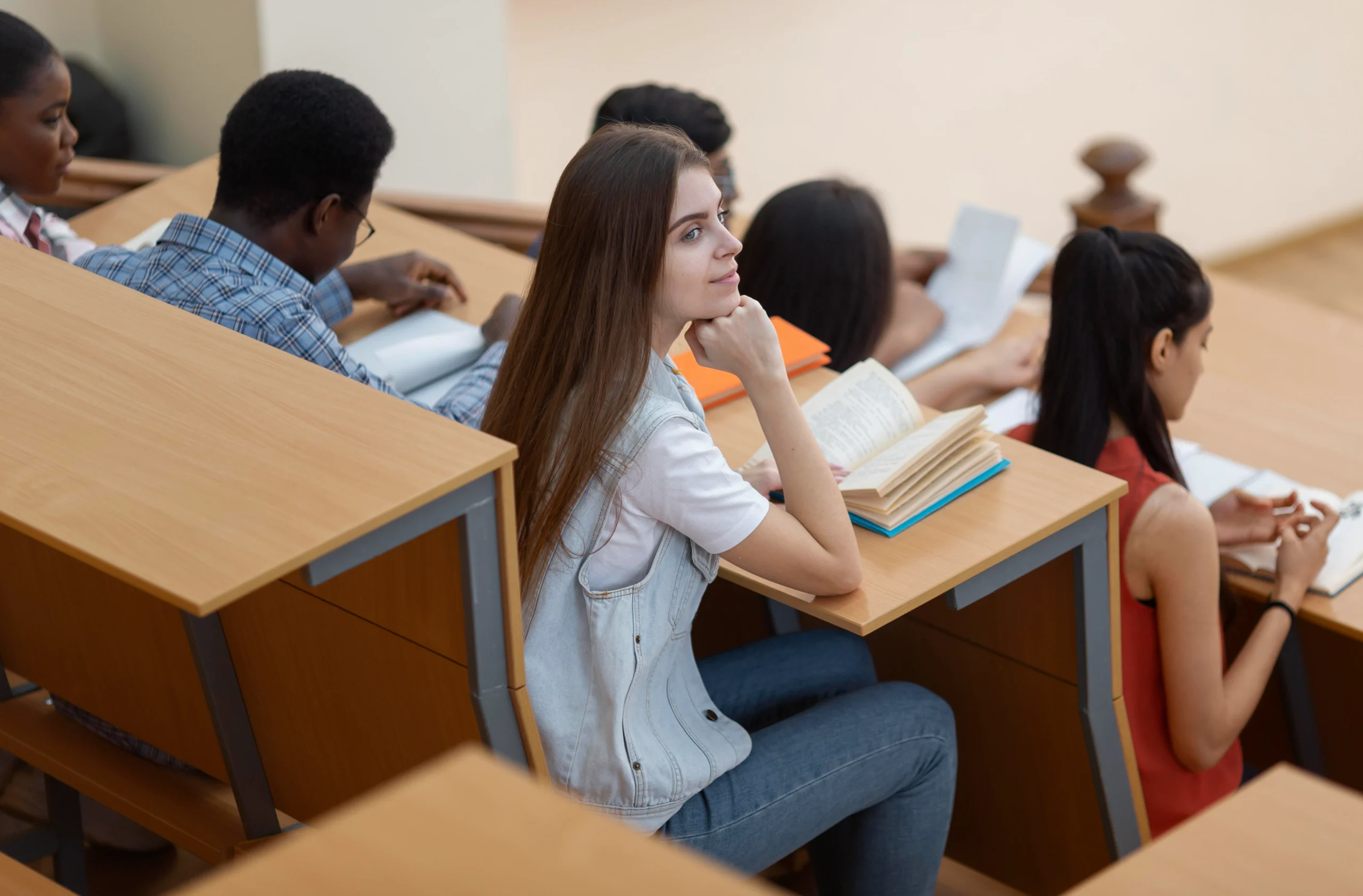 Chica en clase - curriculum educativo estructura