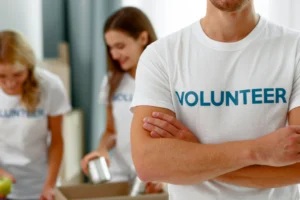 Chico con camiseta Volunteer