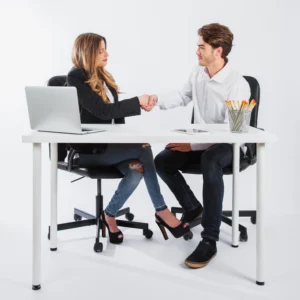 chico y chica en una entrevista de trabajo