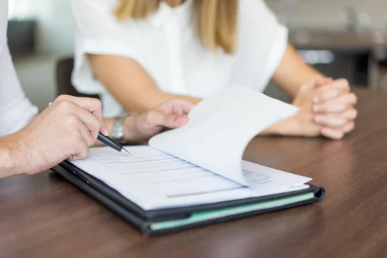 Chica con CV combinado en una entrevista